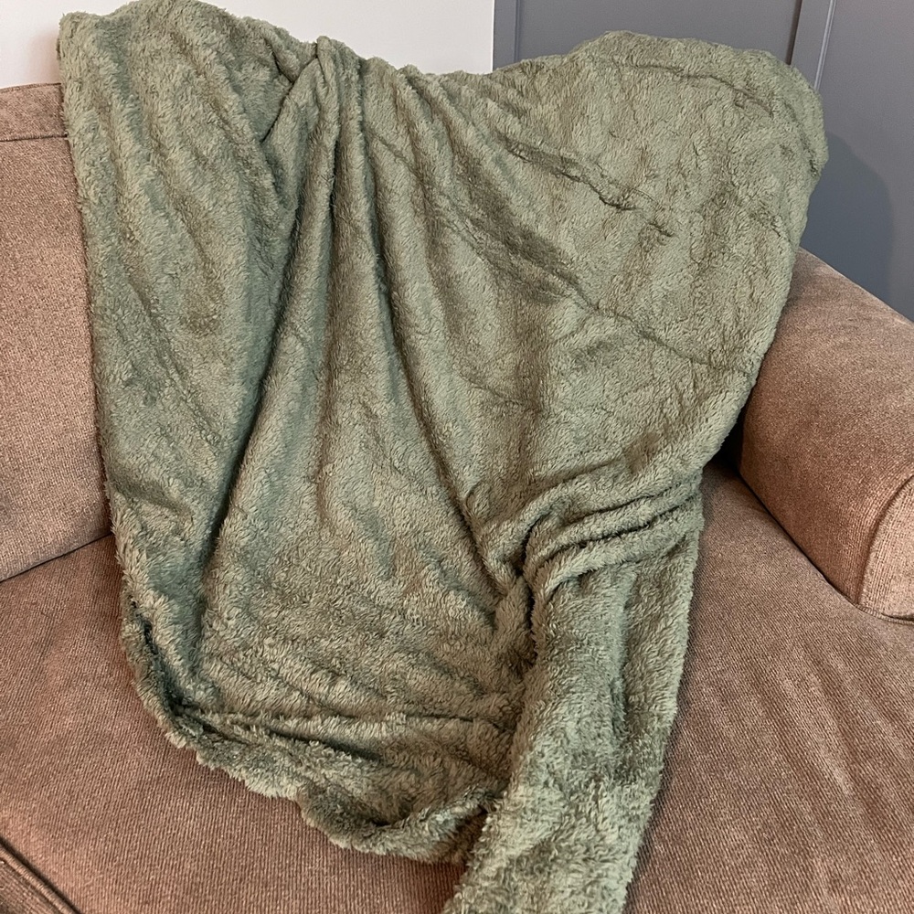 ⭐️ NWT Soft Green Throw Blanket